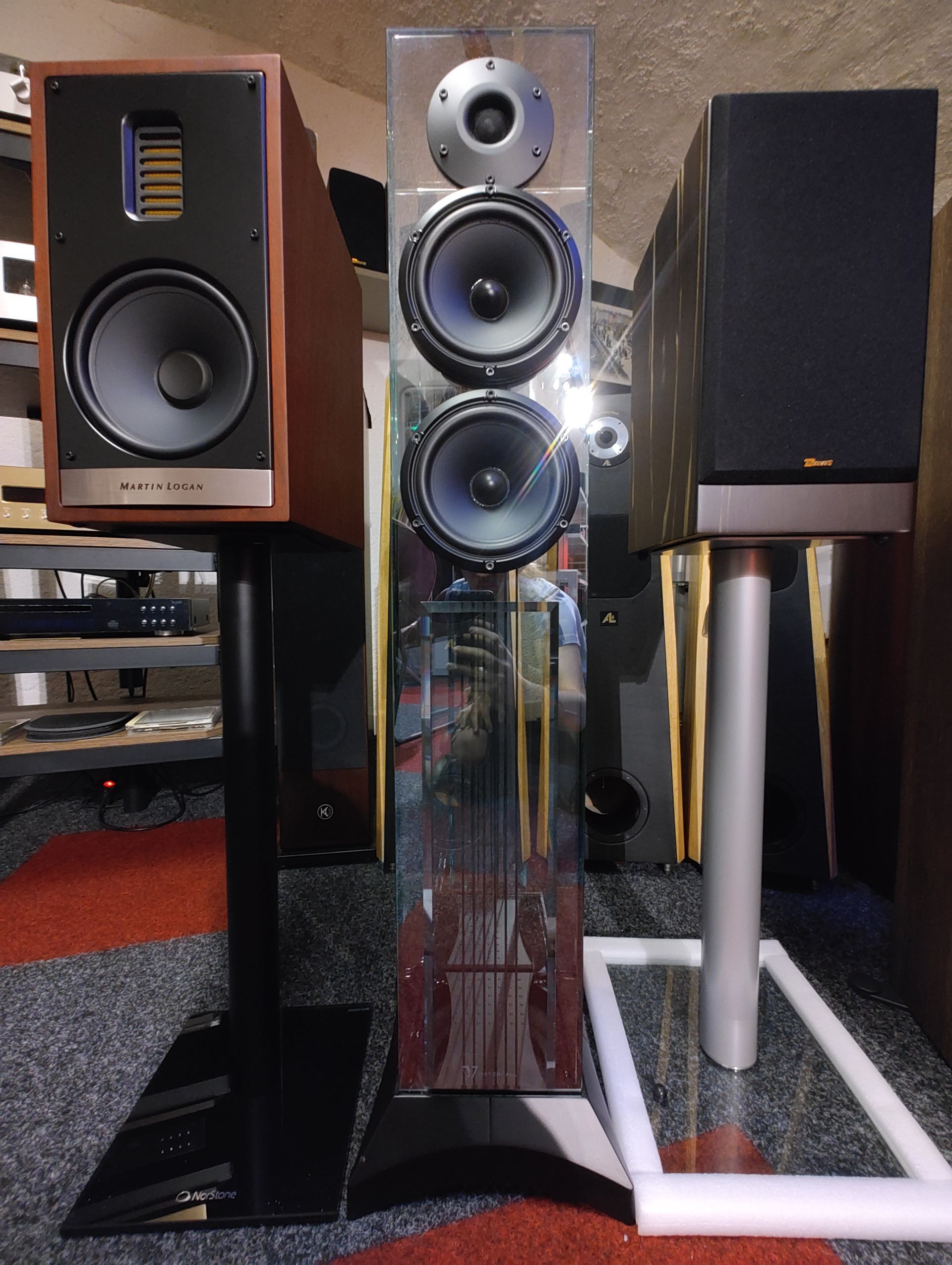 Enceinte colonne fabriquée en verre