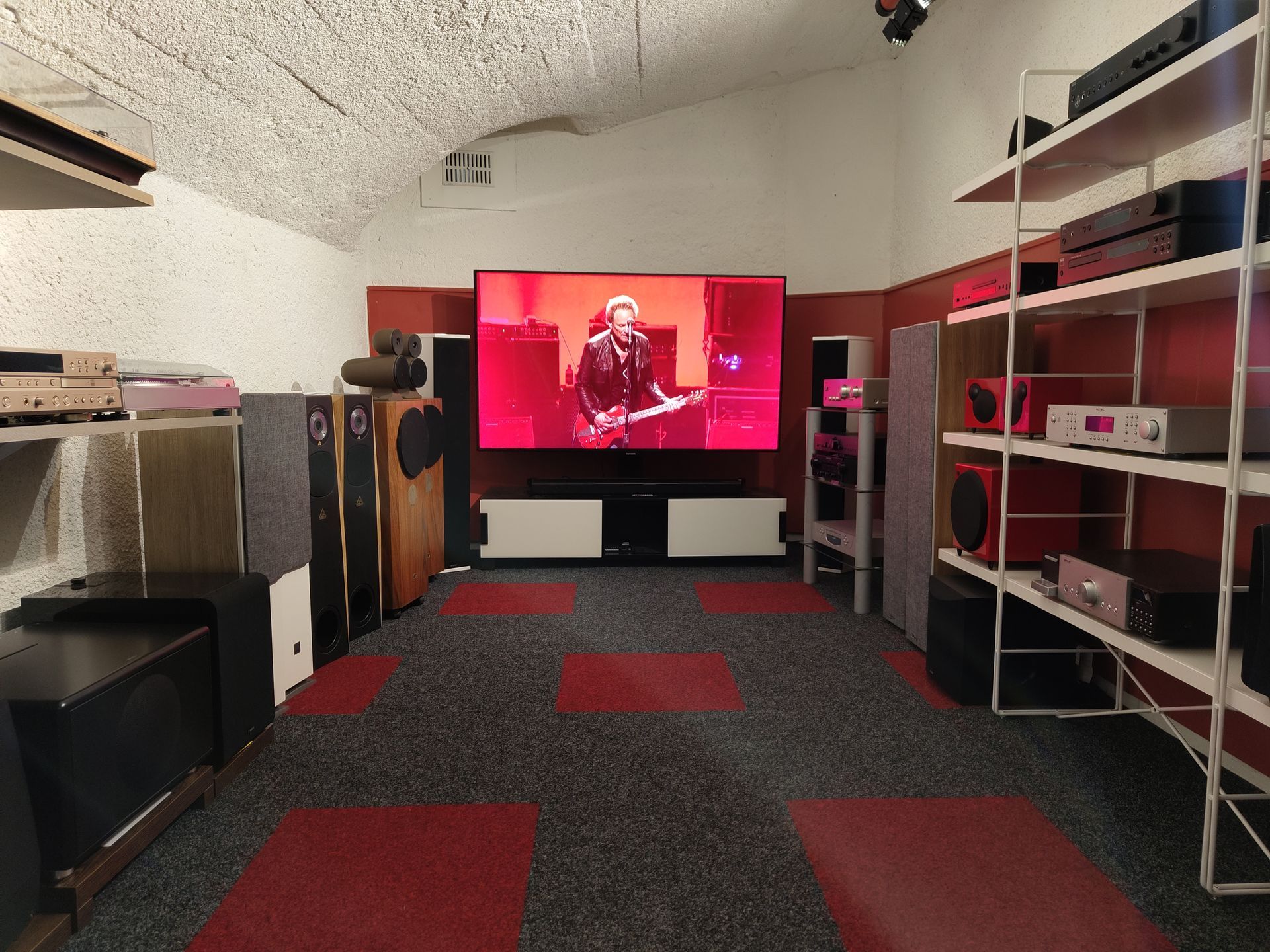 Ensemble home cinéma présenté en magasin