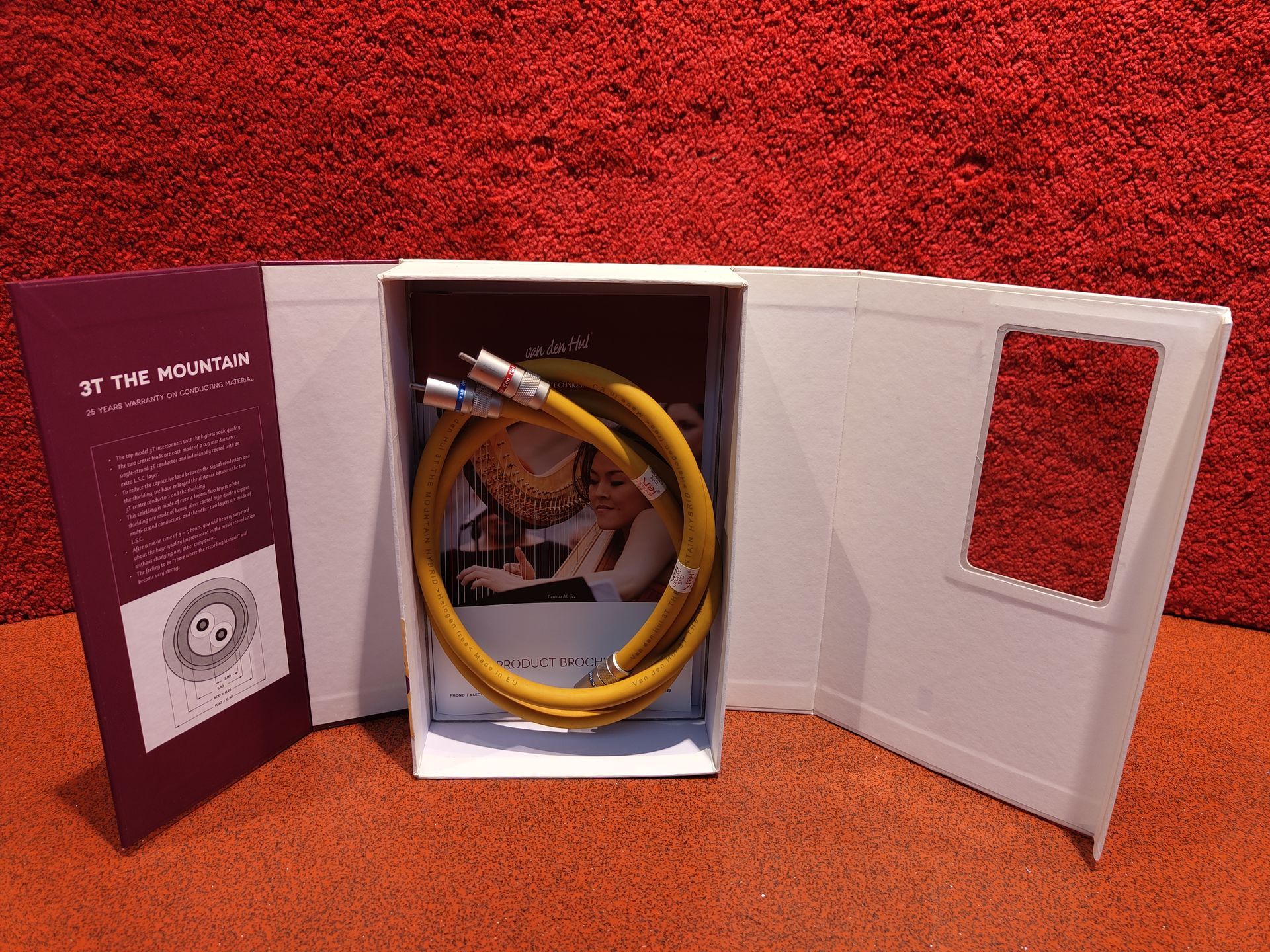 Câble secteur jaune dans sa boîte