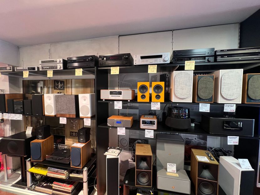 Chaînes HI-FI et haut-parleurs présentés en boutique
