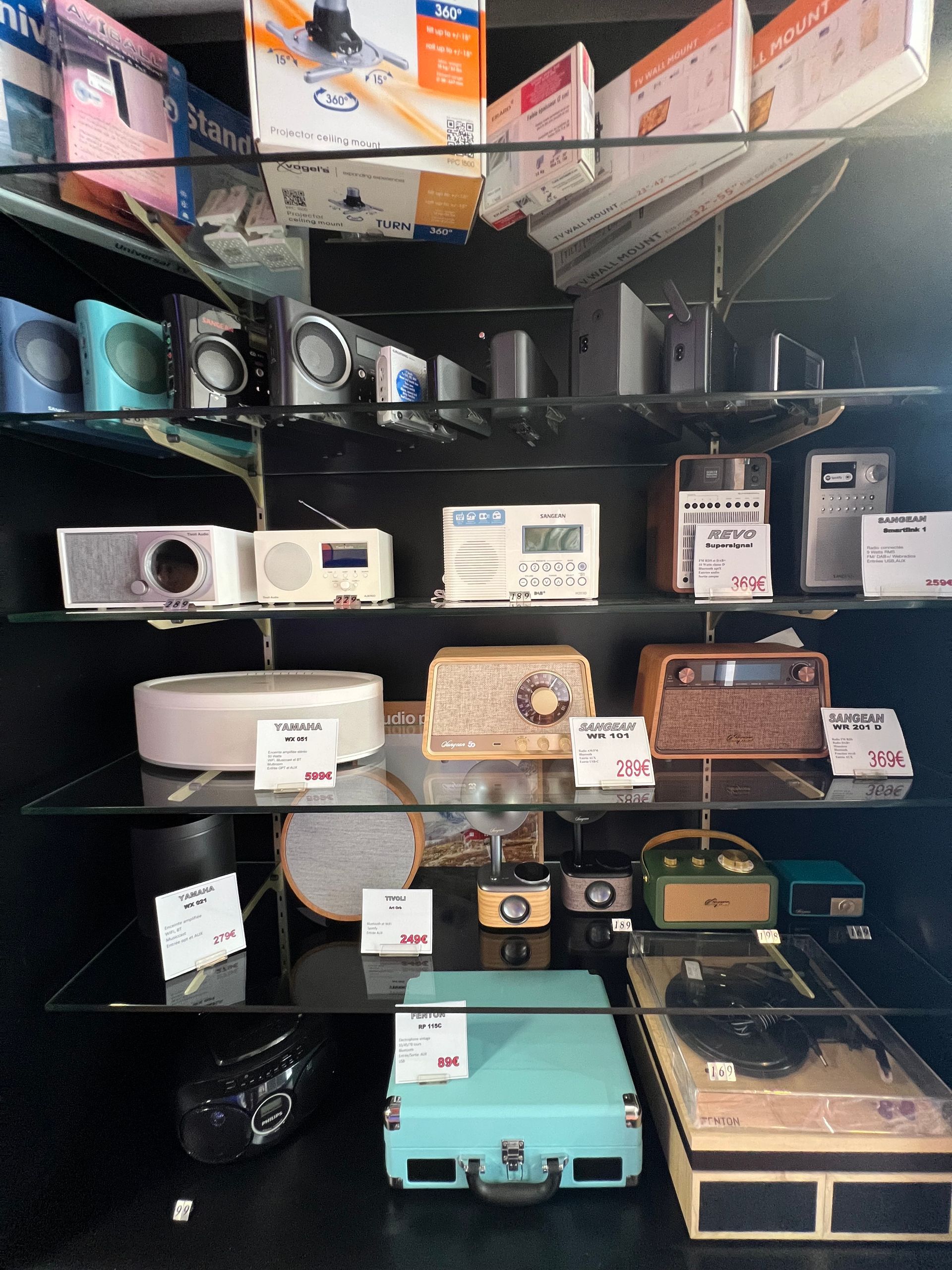 Lecteurs radio présentés sur des étagères en verre