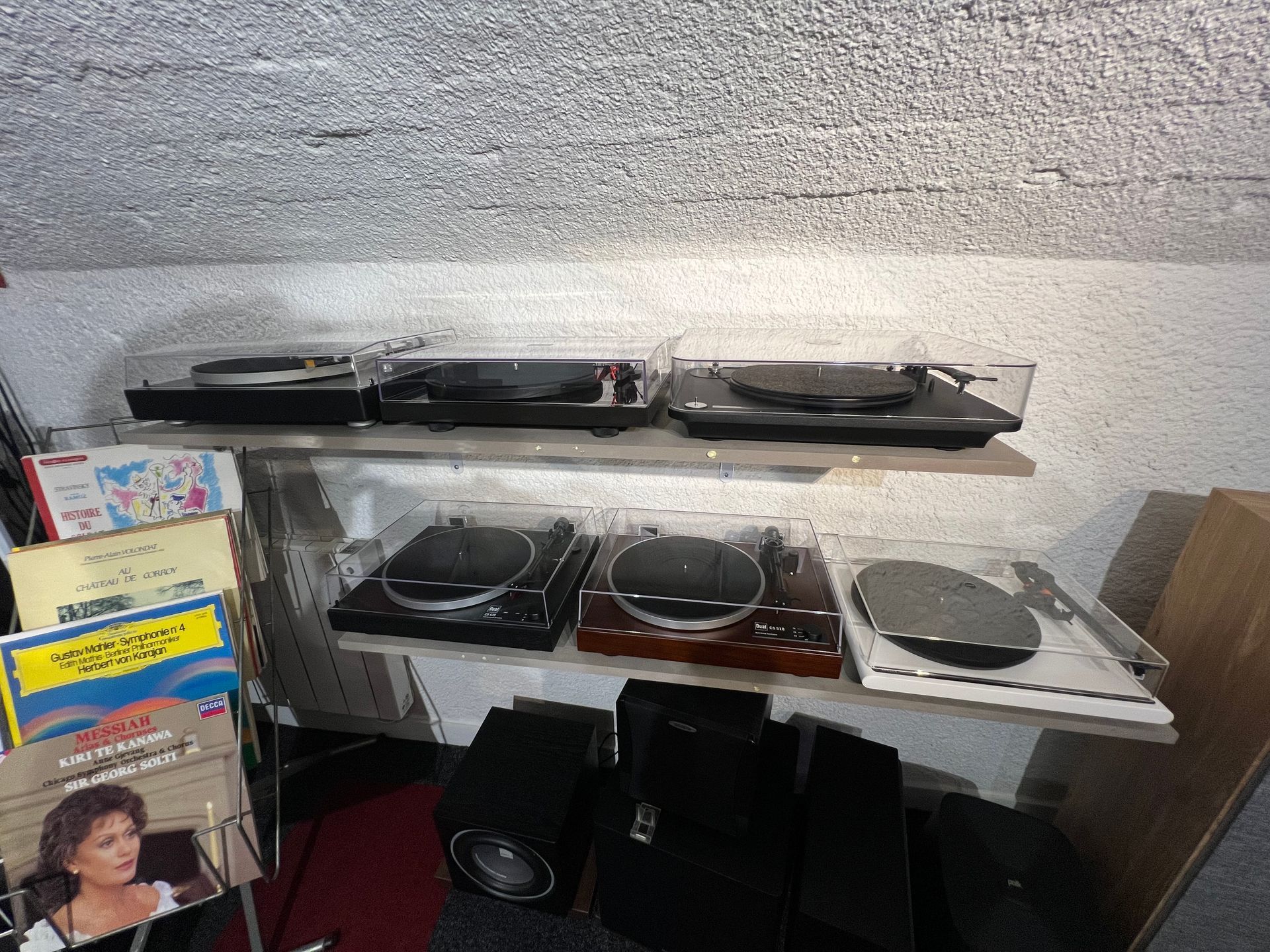 Ensemble de platines vinyles en démonstration