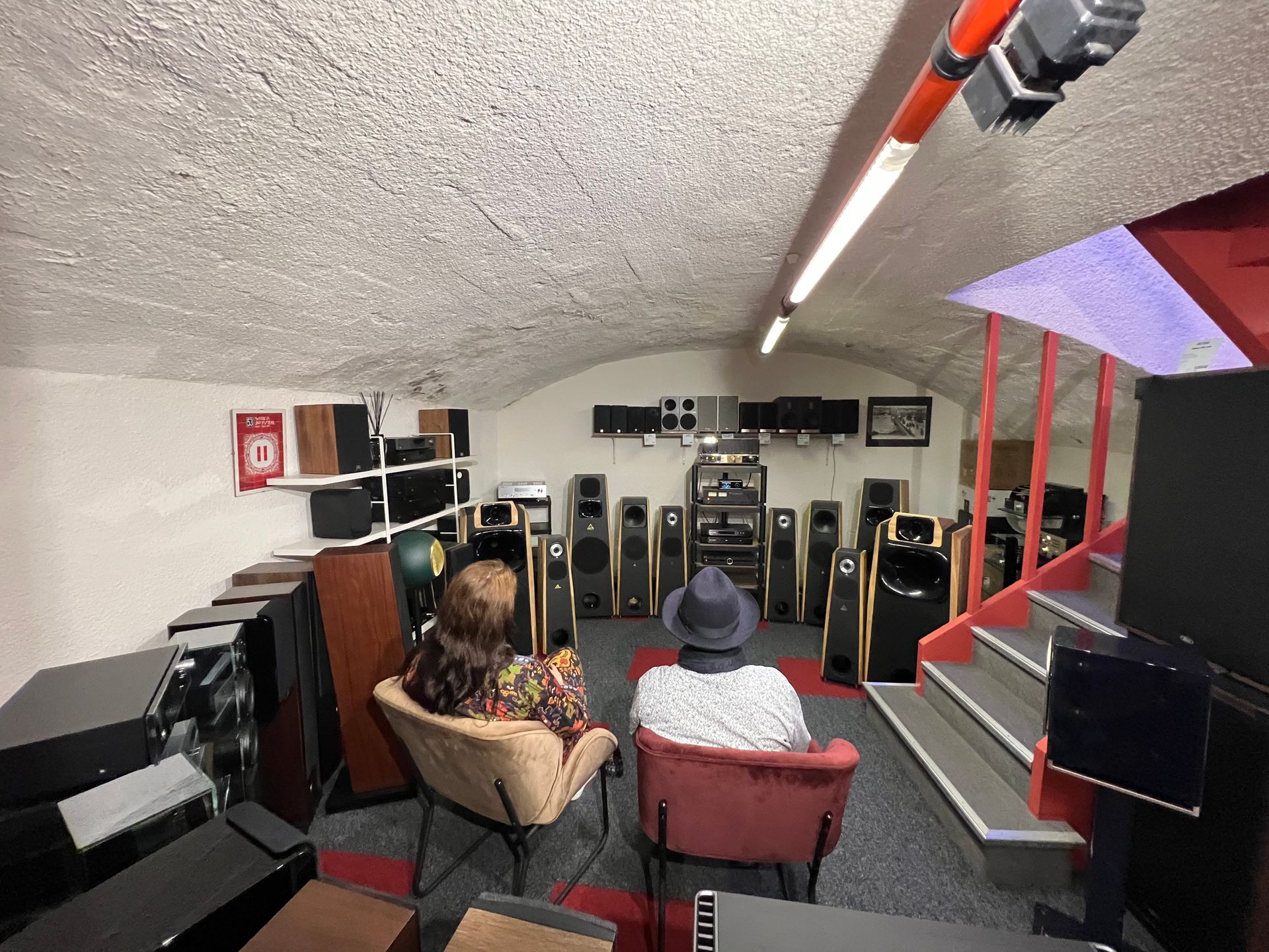 Personnes assises dans l'auditorium du magasin