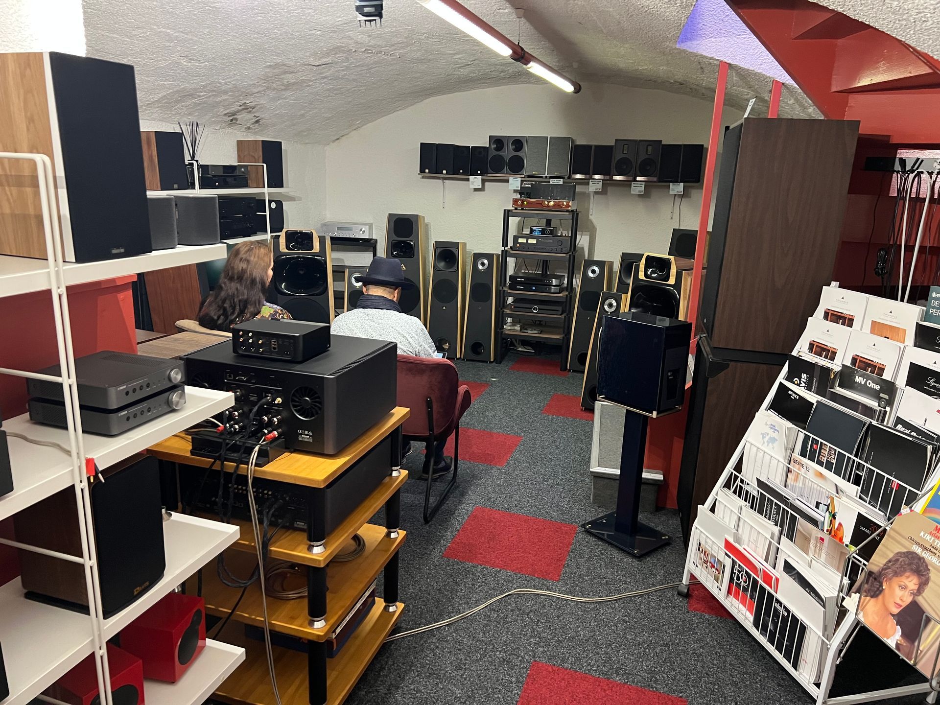 Deux personnes écoutant de la musique dans l'auditorium