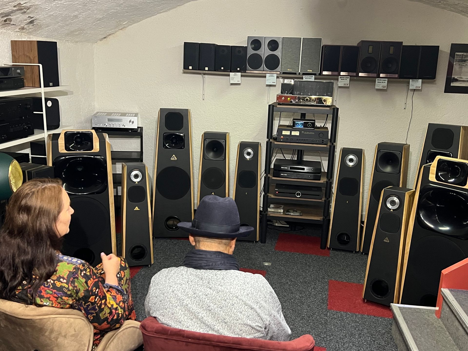 Clients écoutant de la musique dans l'auditorium du magasin