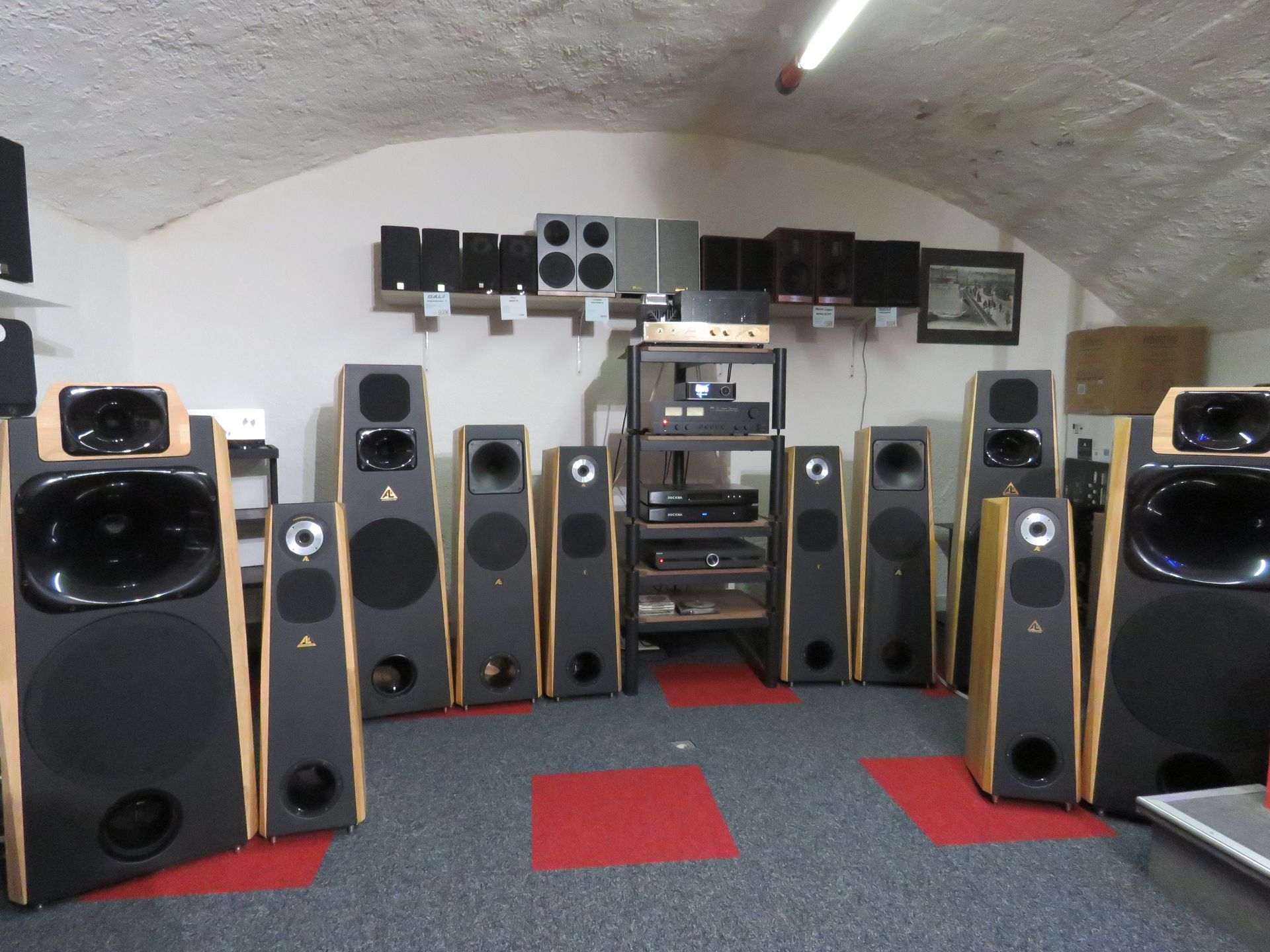 Enceintes colonnes alignées dans une pièce voûtée