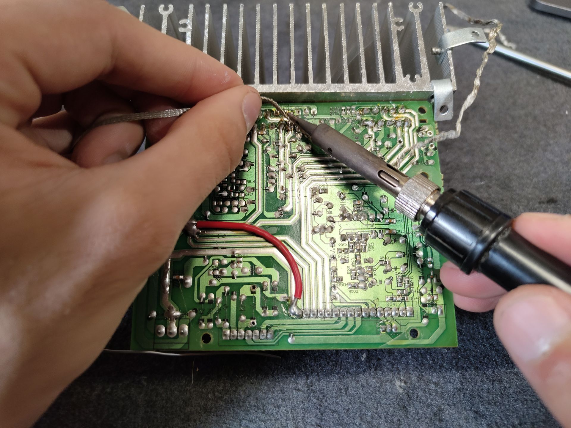 Technicien réparant du matériel audio