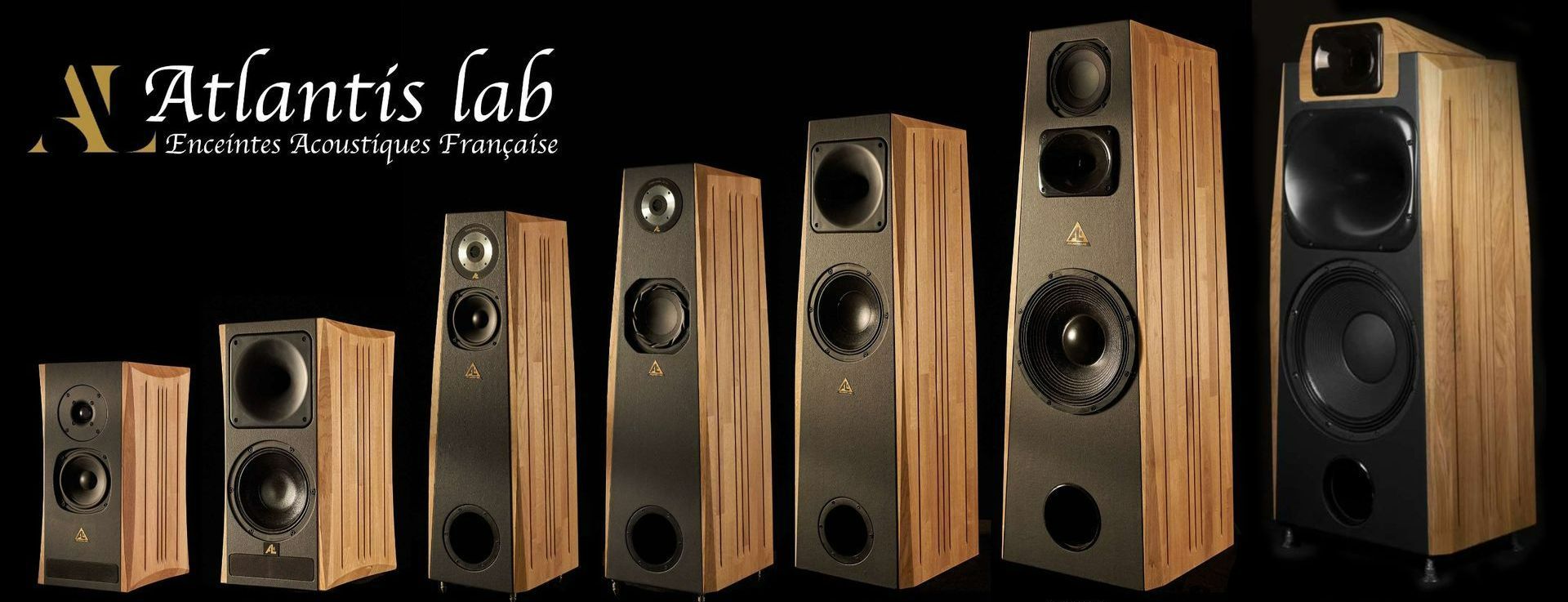 Deux enceintes noires placées côte à côte