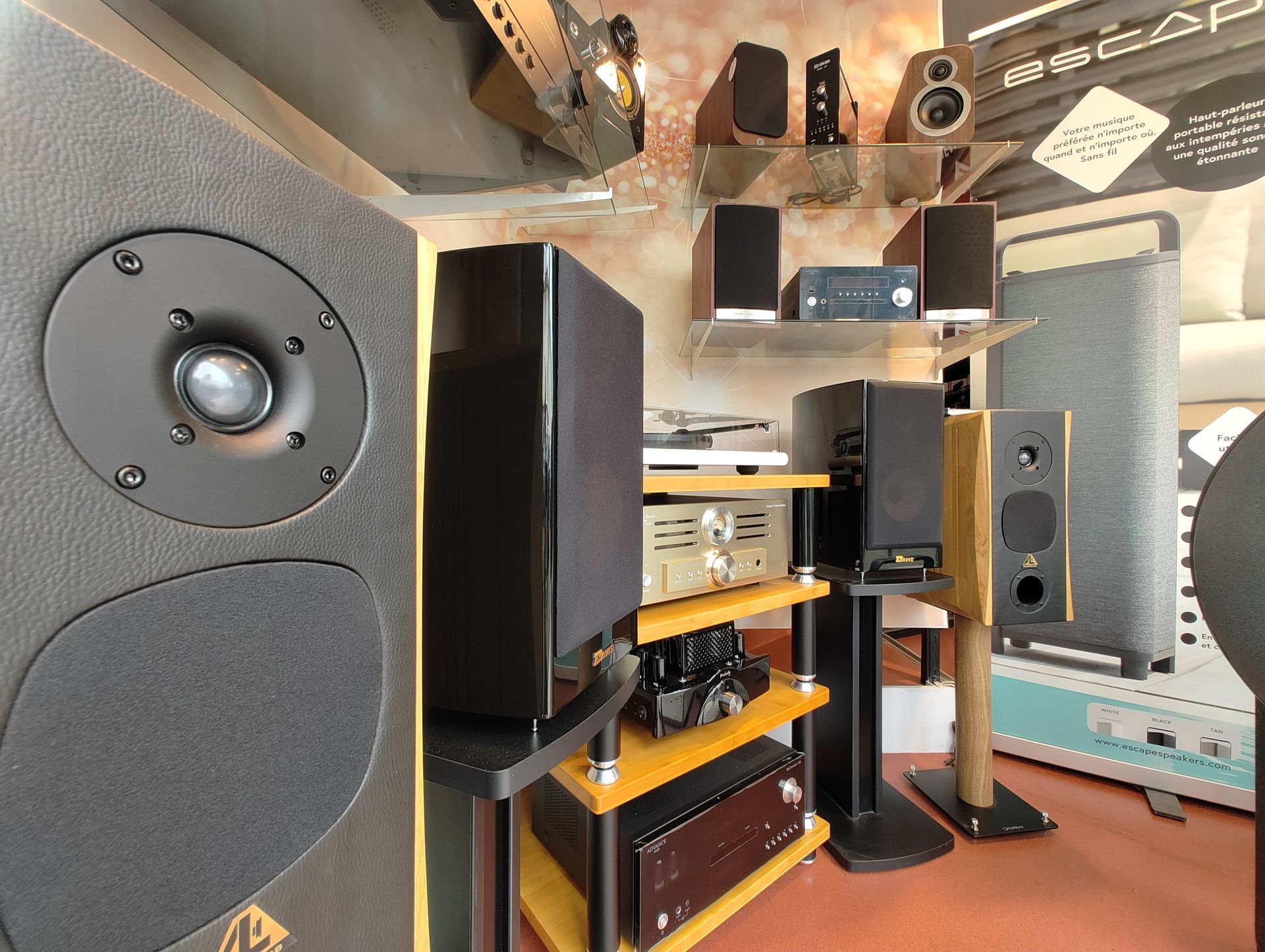 Enceintes audio placées dans la vitrine du magasin