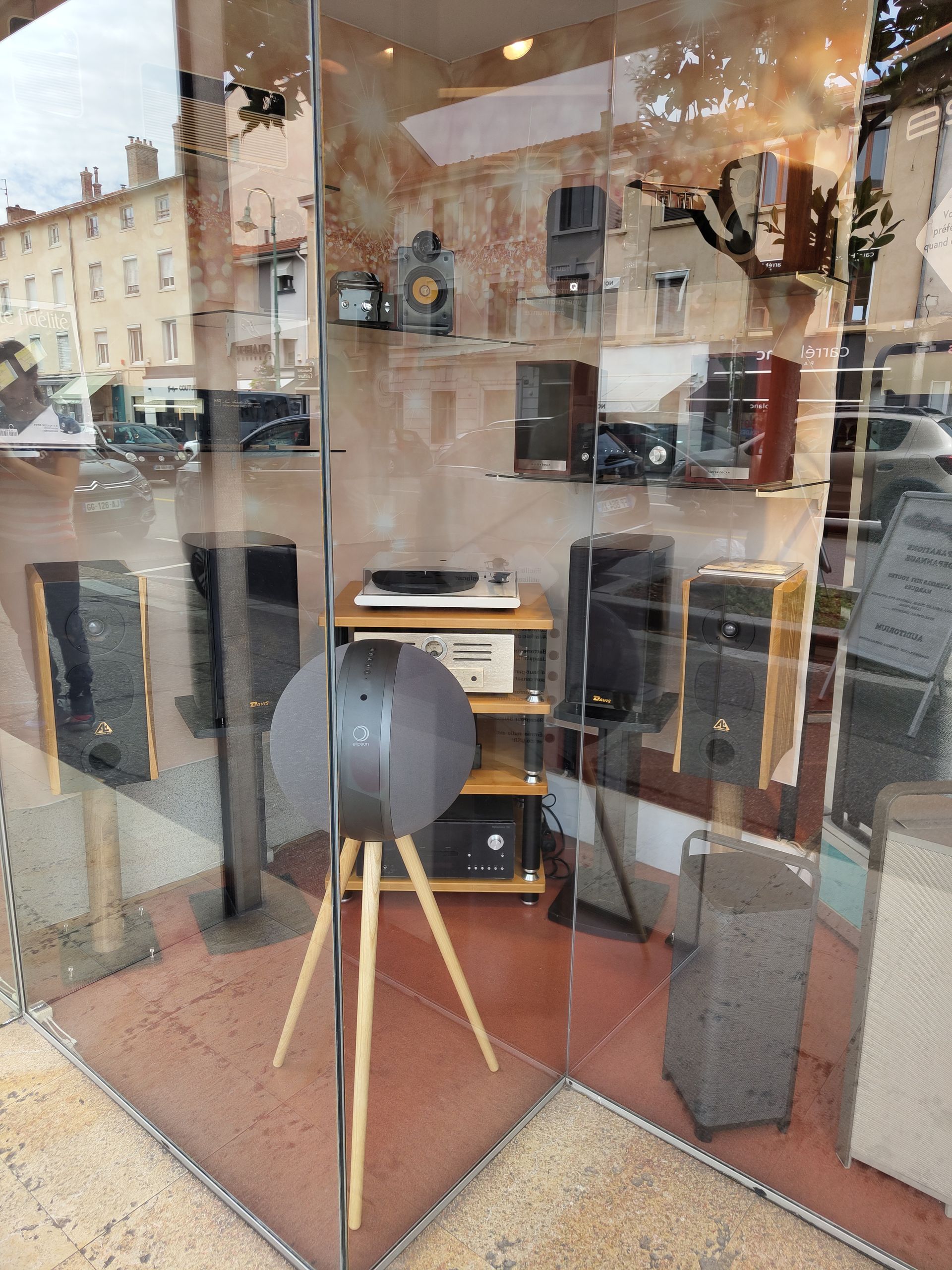 Platine vinyle entourée d'enceintes bibliothèques dans une vitrine