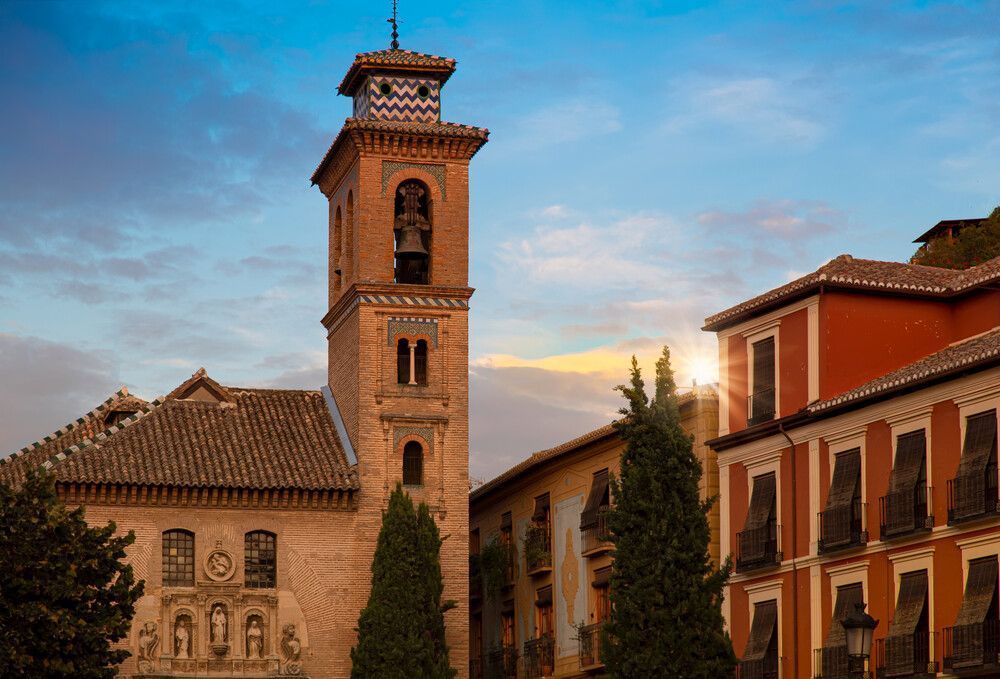 Hay una torre de reloj en el centro de una ciudad.