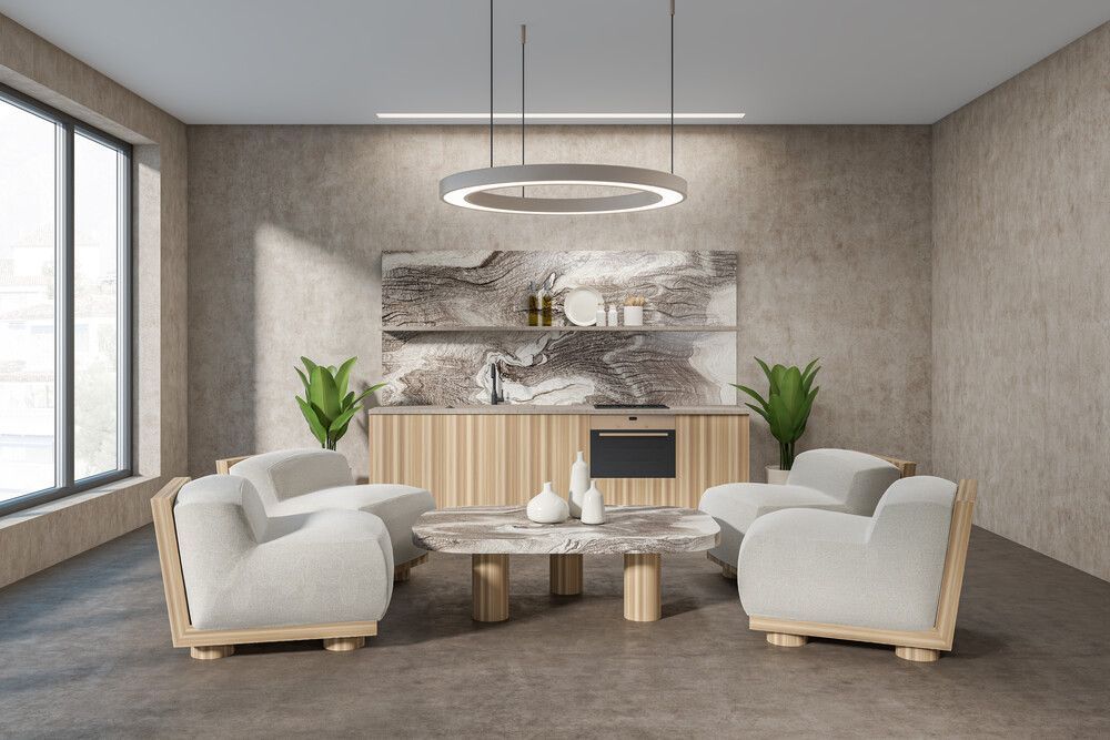 Una sala de estar con un sofá, dos sillas y una mesa de café.