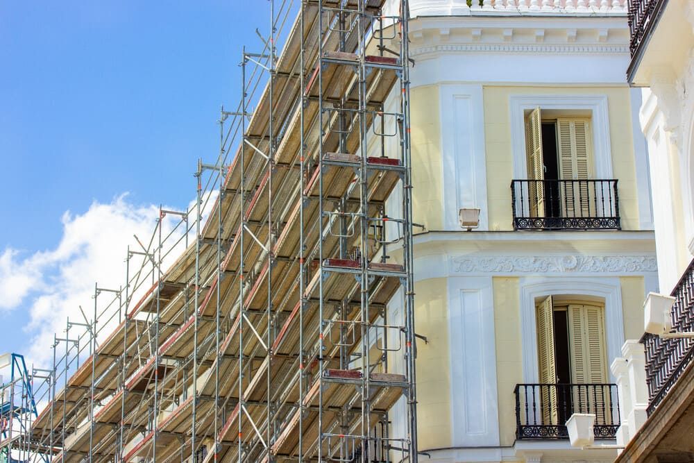 Un edificio en construcción con andamios a los lados.