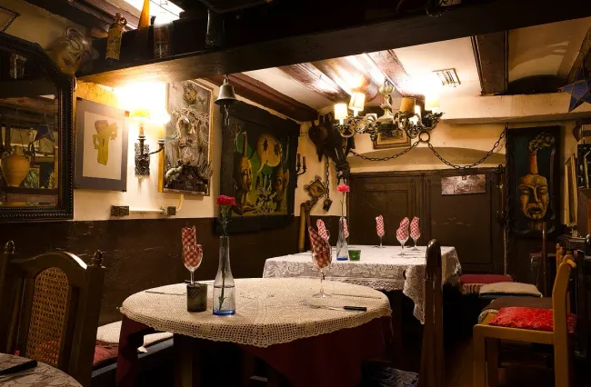 Un restaurante con muchas mesas y sillas
