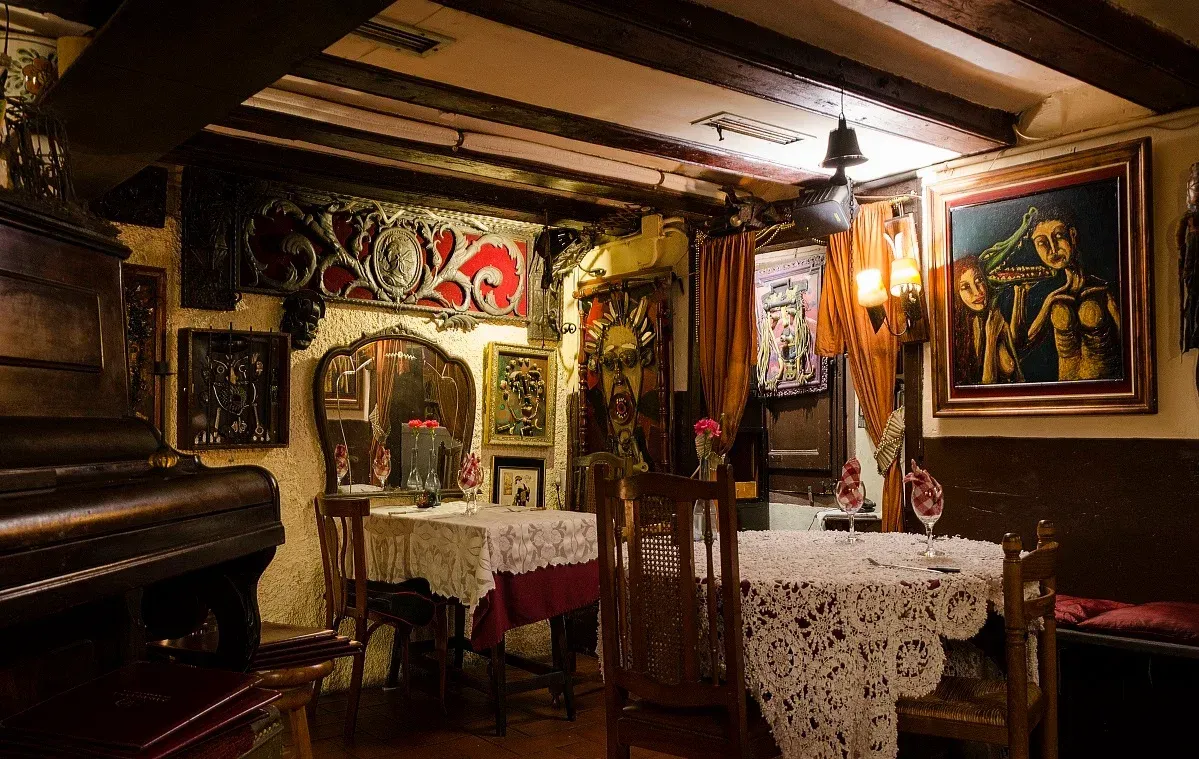 Un restaurante con mesas y sillas y un piano.