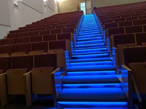 Las escaleras del auditorio están iluminadas con luces azules.
