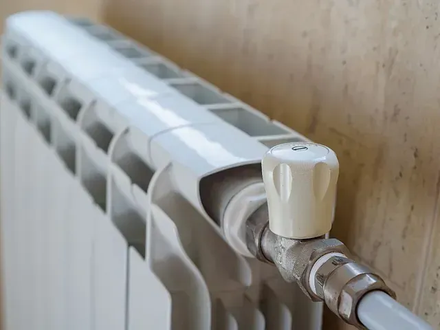 Un primer plano de un radiador con una válvula en él.