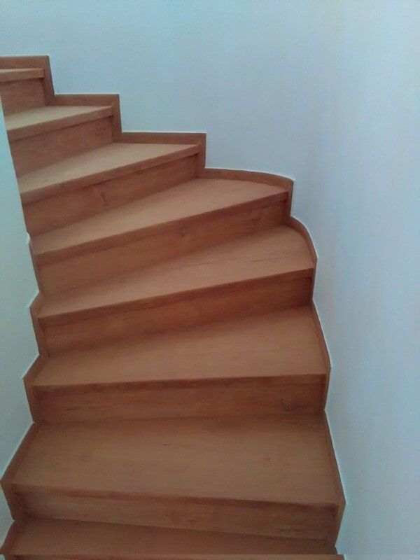 Τρίψιμο & Τοποθέτηση ξύλινης σκάλας