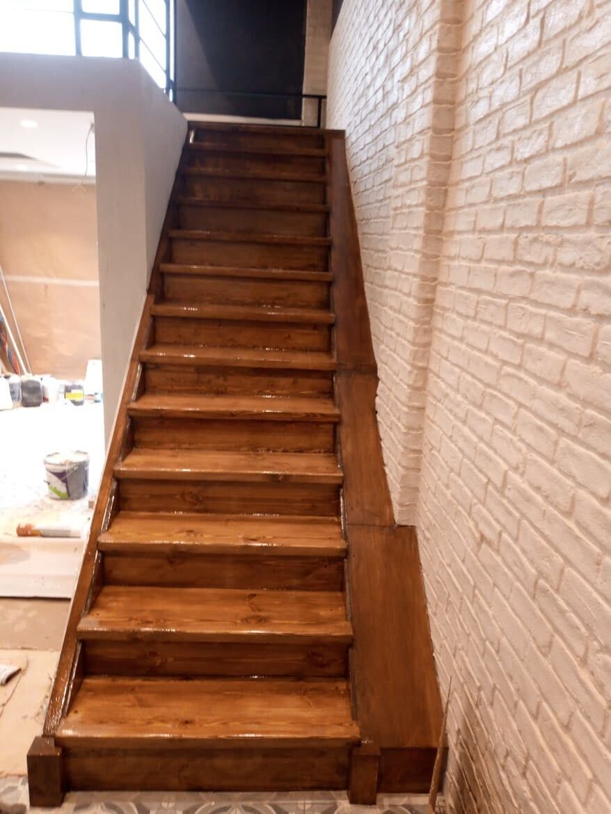 Τρίψιμο & Τοποθέτηση ξύλινης σκάλας