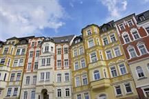 Eine Reihe farbenfroher Gebäude mit einem blauen Himmel im Hintergrund.