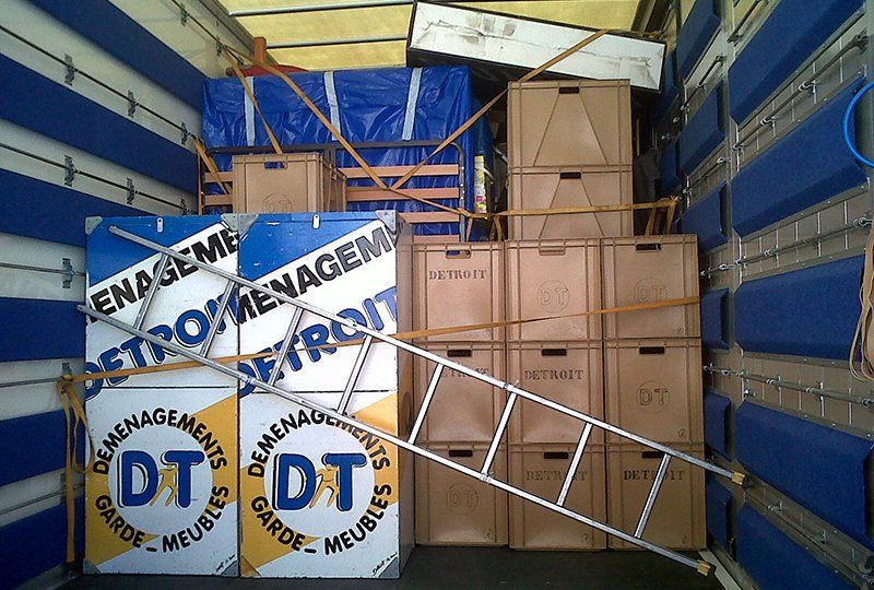 Chargement camion cartons