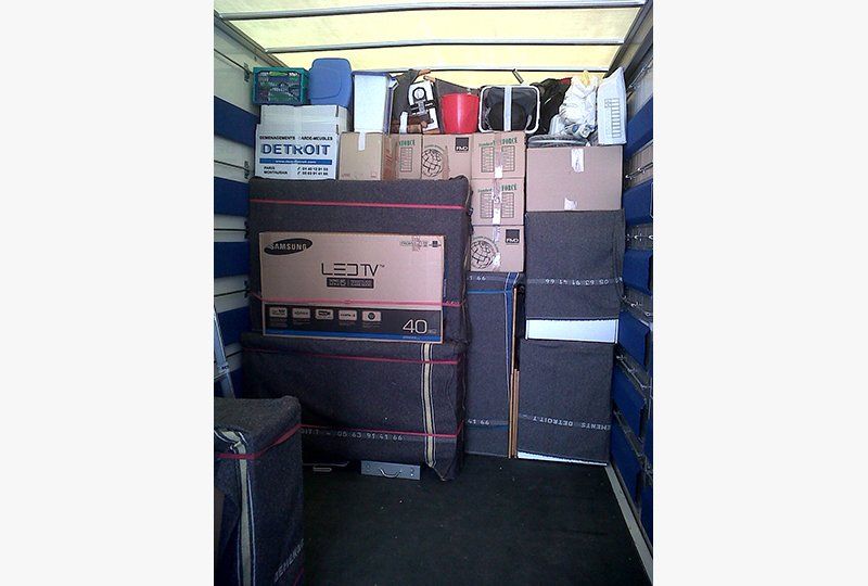 Chargement camion déménagement