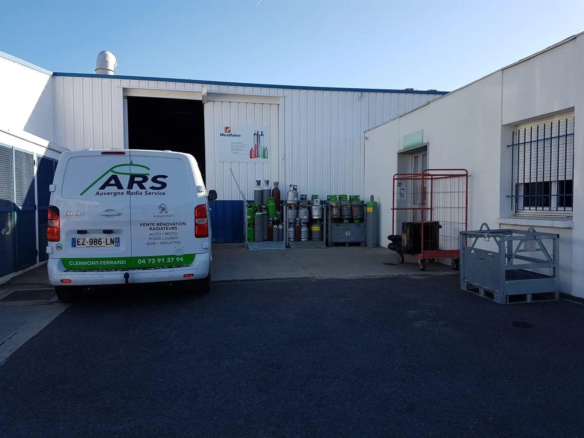 Bouteilles de gaz entreposées devant l'atelier