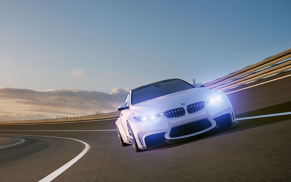 BMW blanche sur un circuit