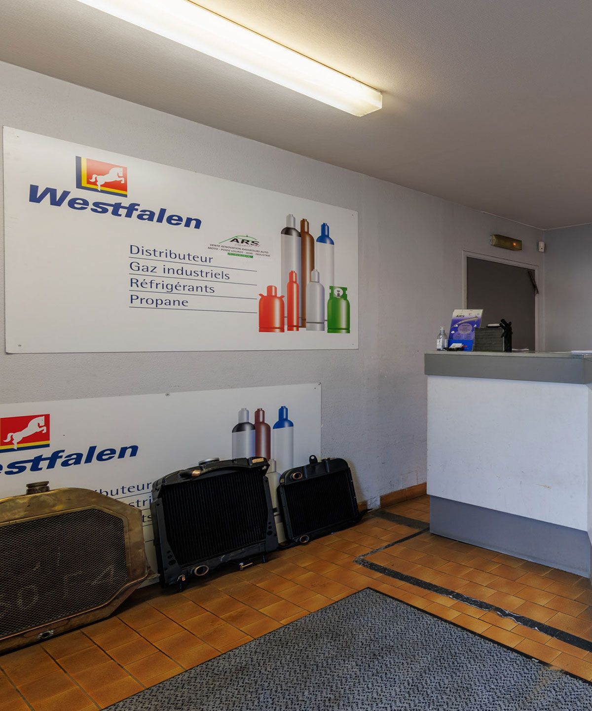Comptoir ARS avec affiche de la marque Westfalen