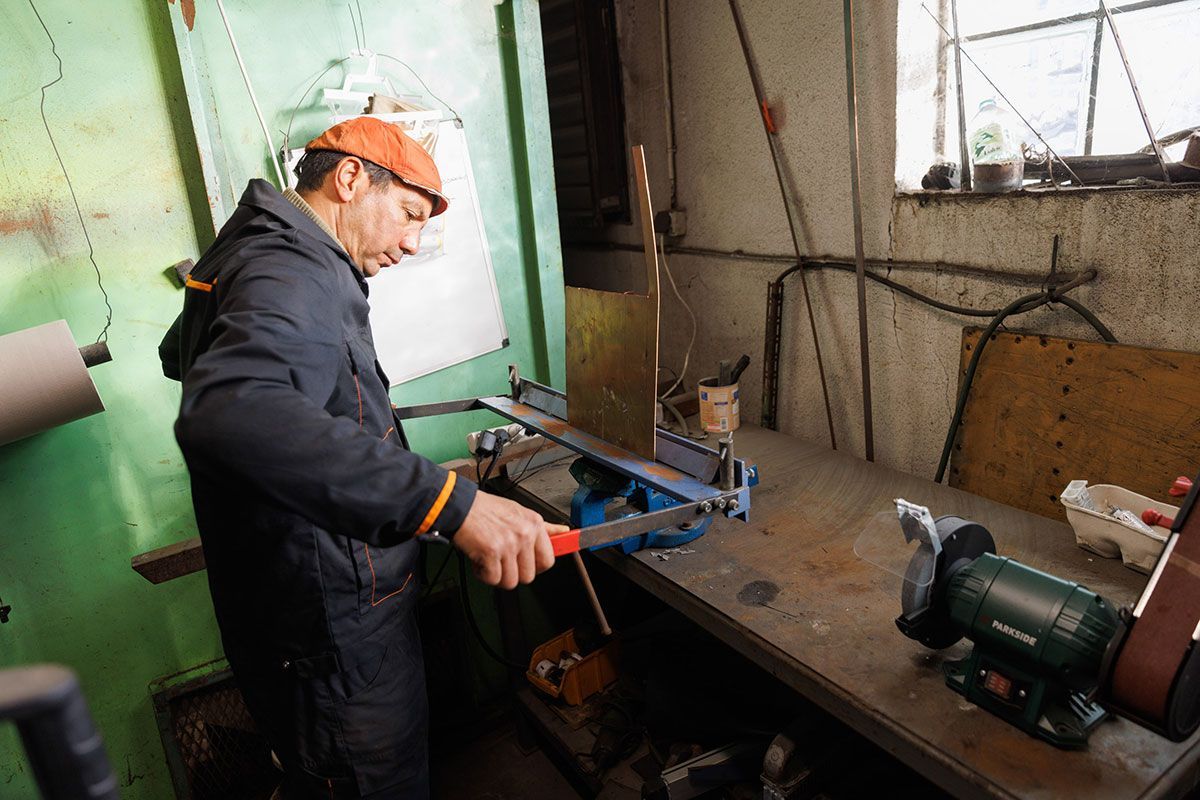 Ouvrier qui plie de l'aluminium