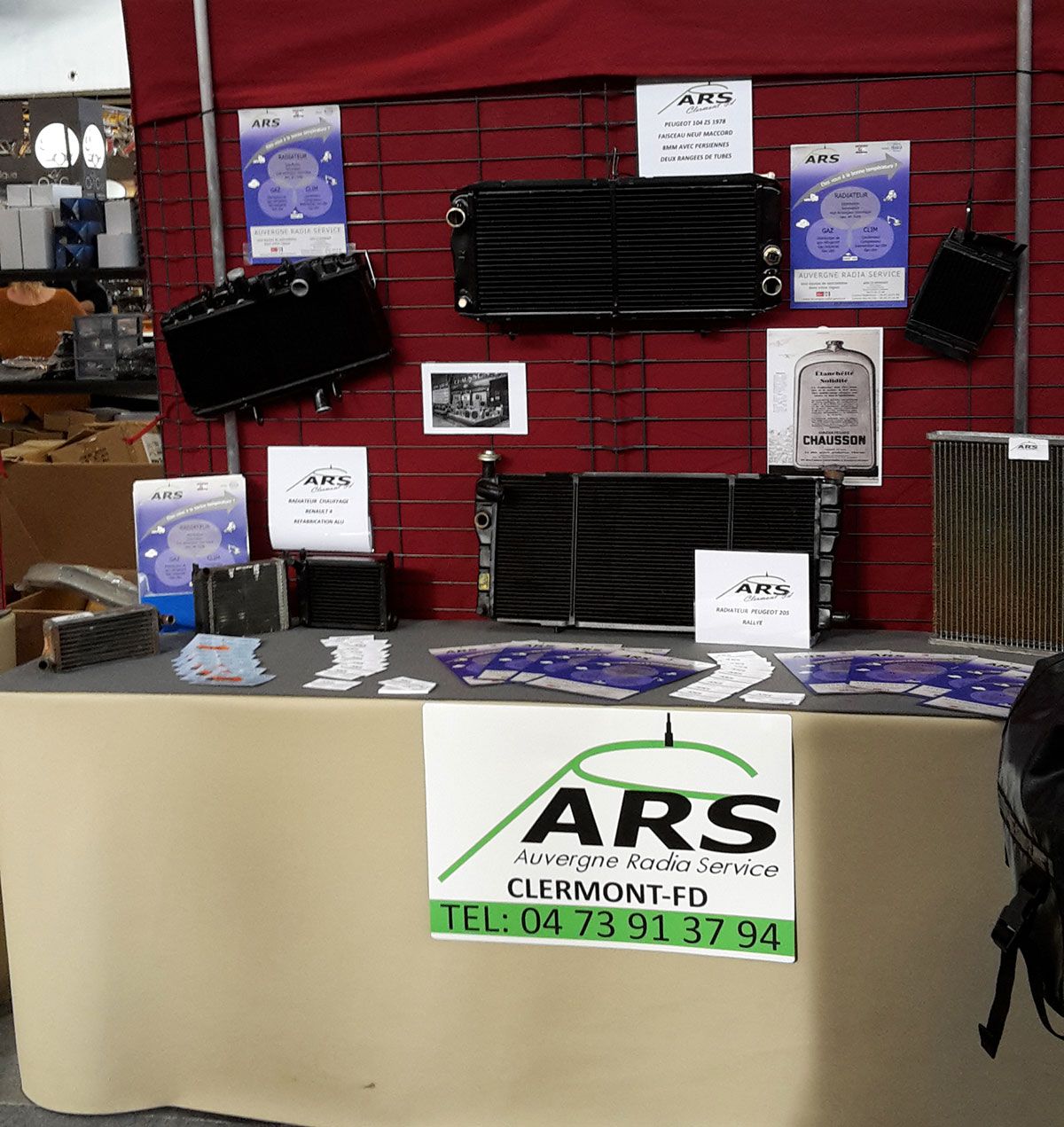 Stand avec radiateurs automobiles neufs