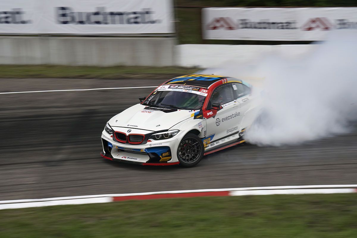 Voiture qui fait un drift dans un virage