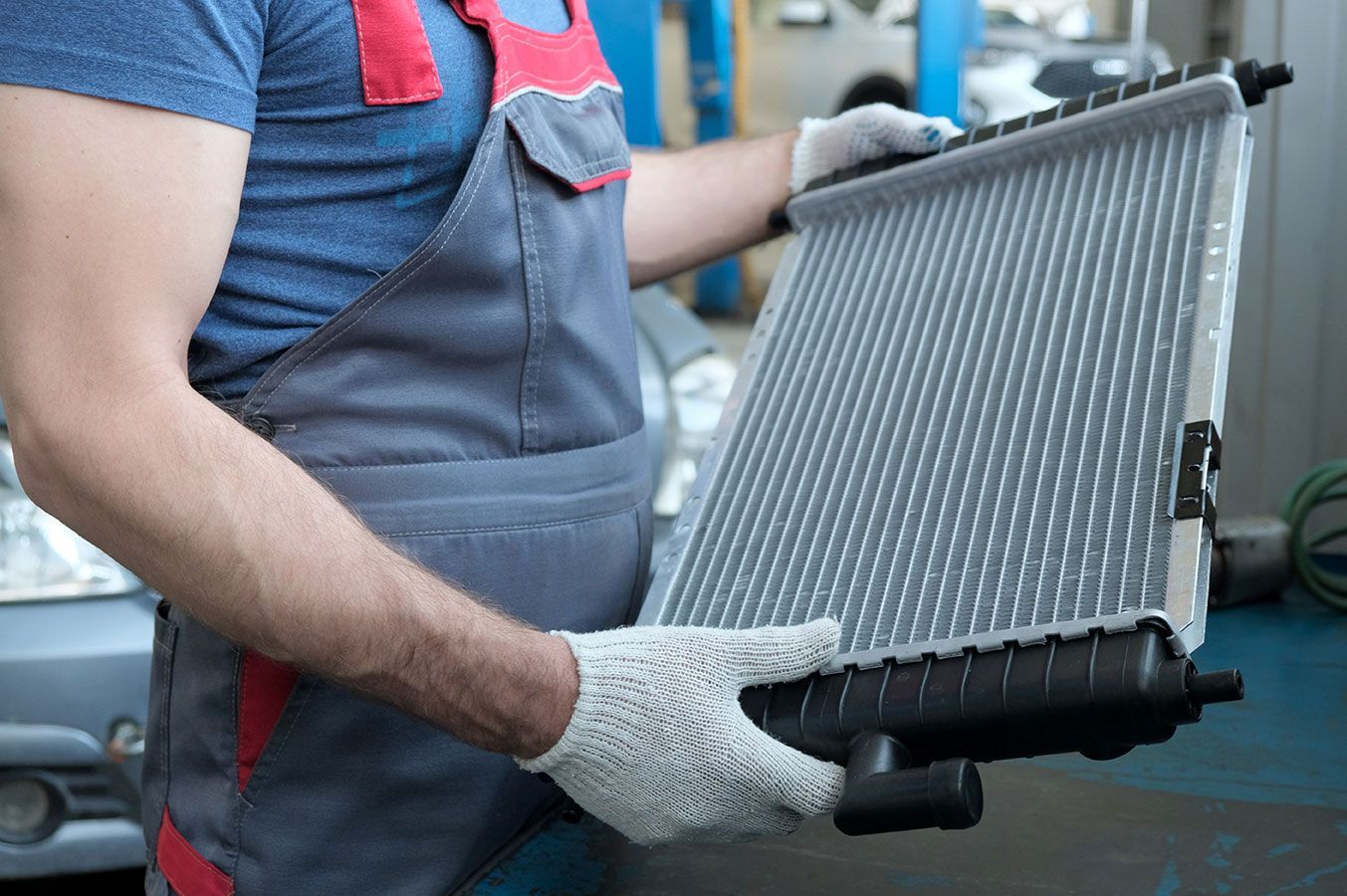 Zoom sur un homme avec un radiateur de voiture dans les mains