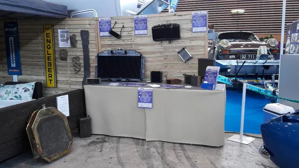 Stand avec différents radiateurs à l'atelier