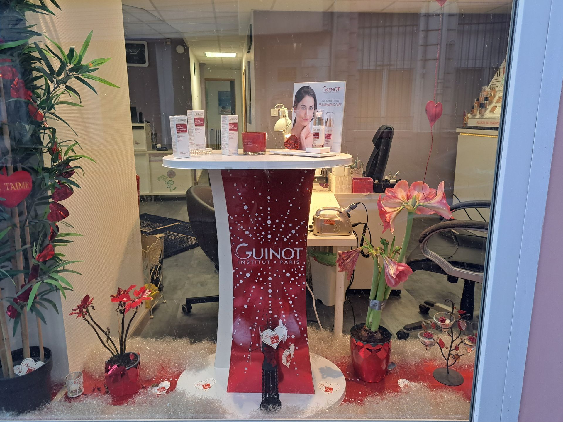 Présentation  de la vitrine La Beauté d'Océane à Longwy - Institut de beauté