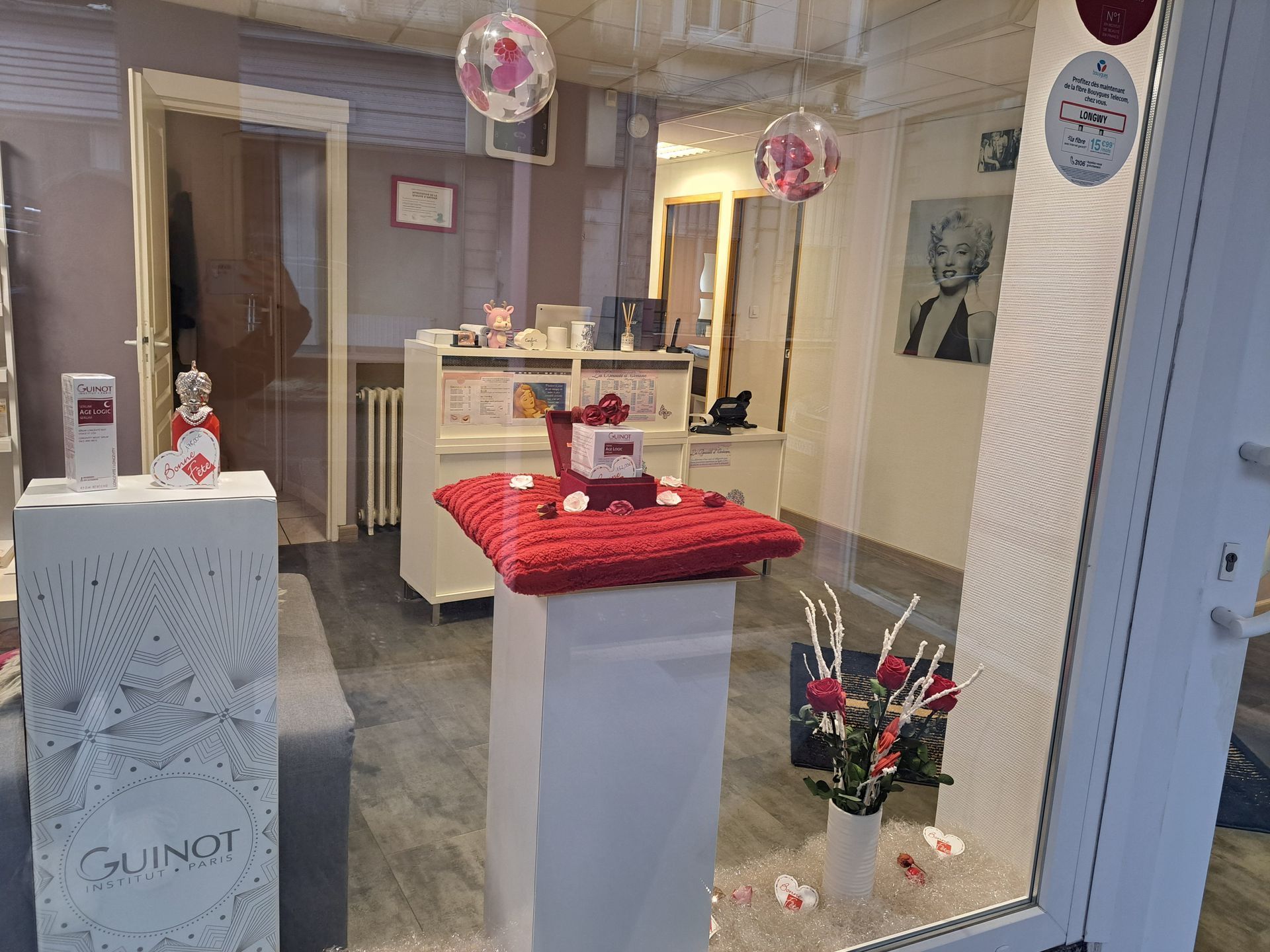 Présentation de produits dans la vitrine La Beauté d'Océane à Longwy - Institut de beauté