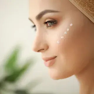 Un primer plano de la cara de una mujer con puntos.