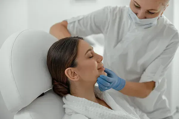Una mujer está recibiendo un tratamiento facial en un salón de belleza.