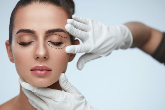 Una mujer se está haciendo una cirugía estética en el ojo.