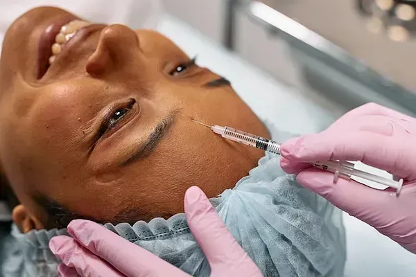 Una mujer recibe una inyección de botox en la cara.