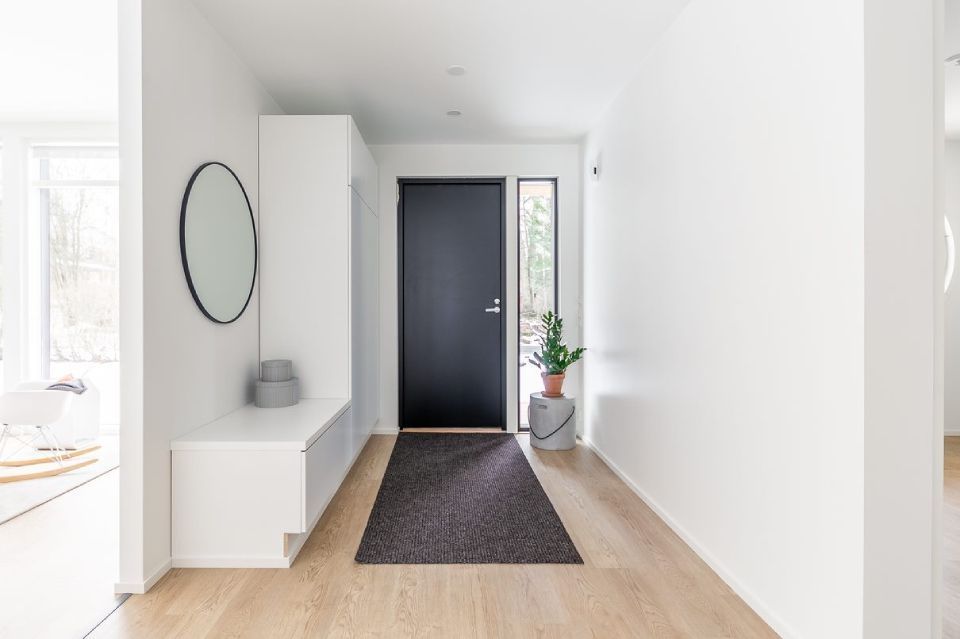 Musta ovi asunnon eteisessä