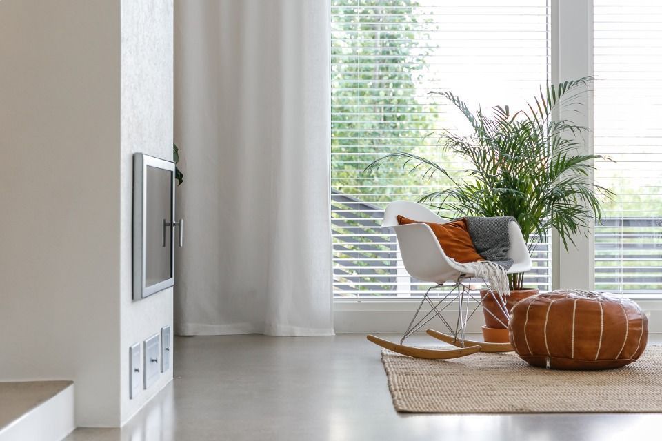 Keinutuoli takan edustalla