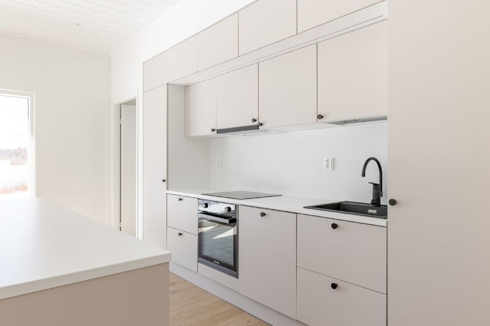 Keittiö vaaleilla kalusteilla
