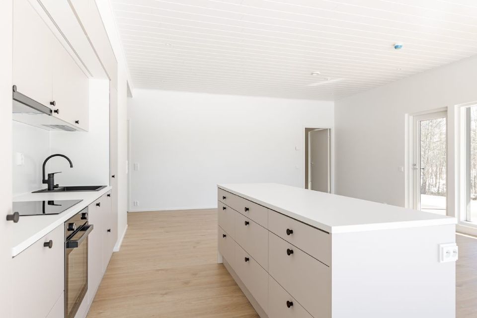 Uudisrakennuksen keittiö olohuoneessa
