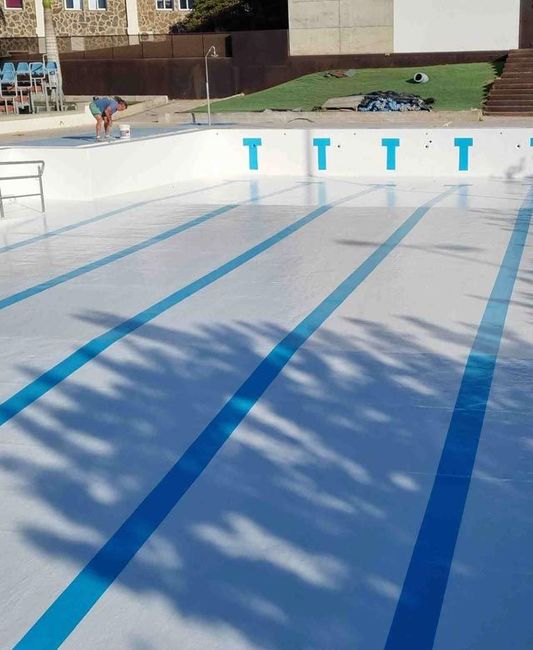 Una piscina con las letras tt pintadas en la pared
