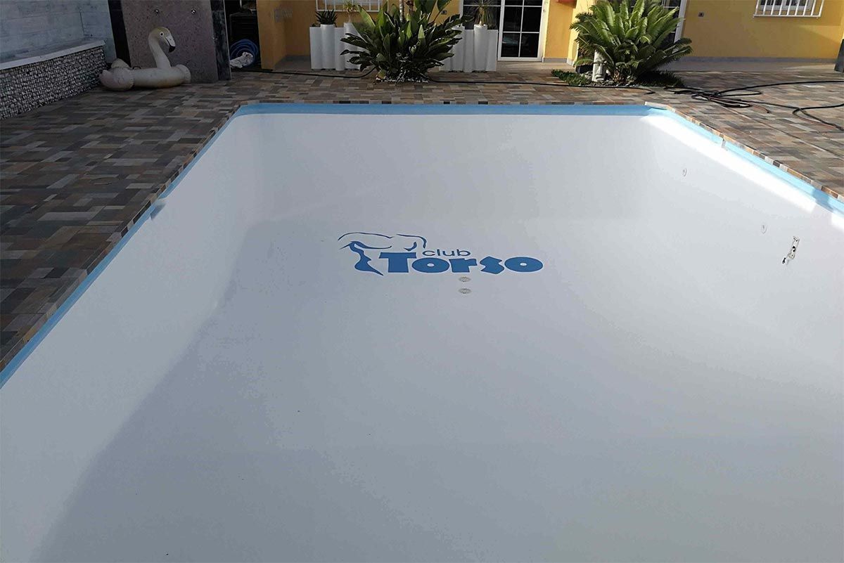 Una piscina blanca con un logotipo azul en el suelo.
