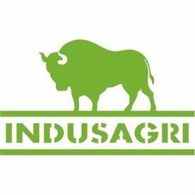 Un bisonte verde está parado encima de un cartel verde que dice indusagri.
