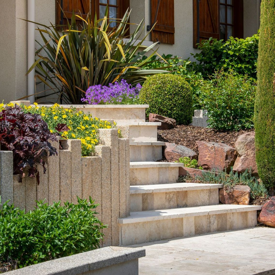 Escalier dans le jardin d'une maison individuelle