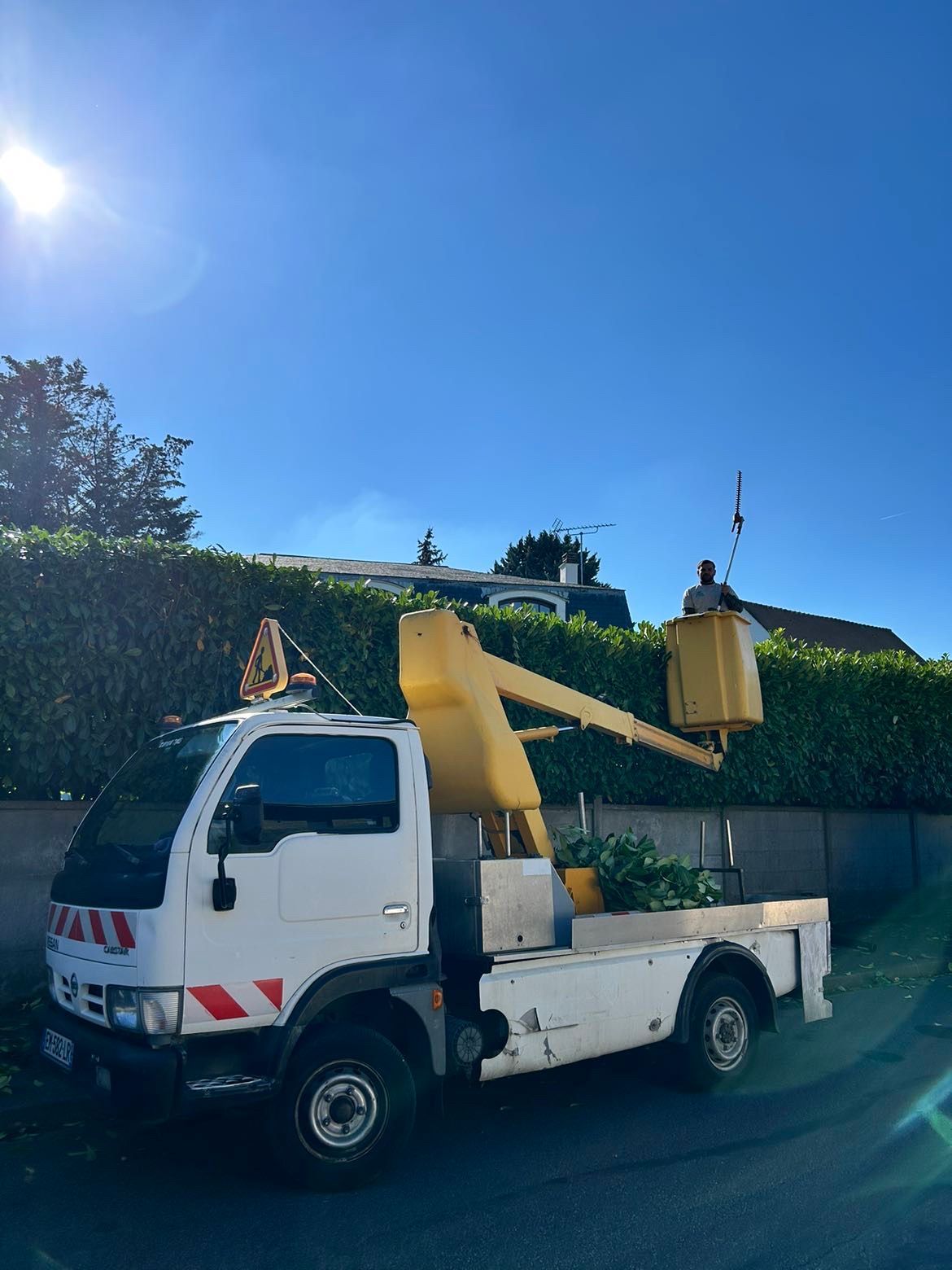 Nacelle devant une haie