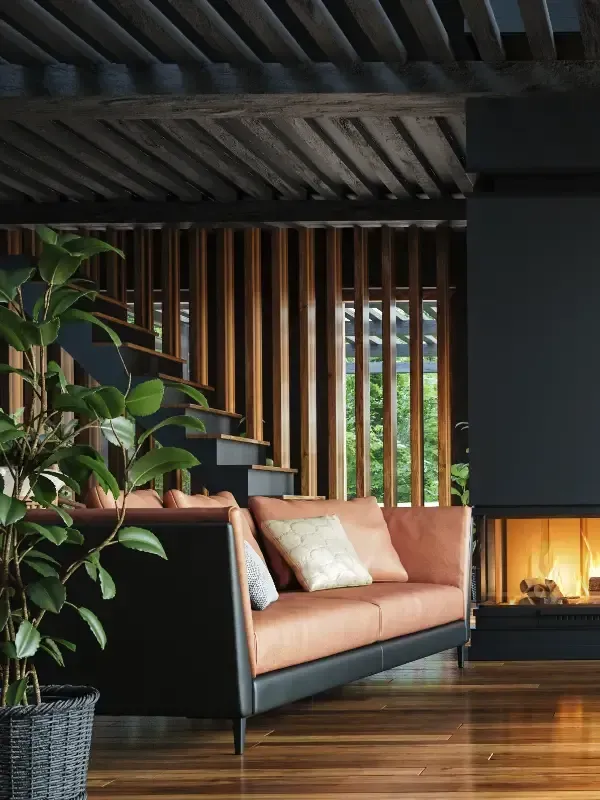 Un salón moderno con un sofá de cuero color canela, una chimenea, paredes revestidas de listones de madera